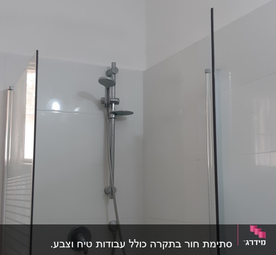 מקלחת חדשה עם אריחים לבנים וברז מודרני